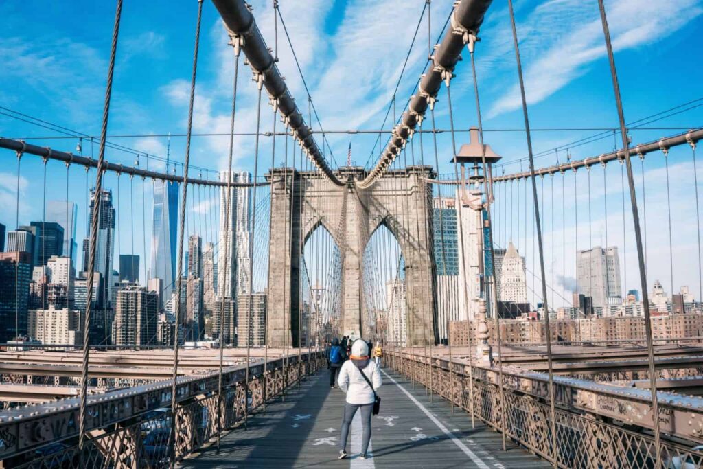 Über die Brooklyn Bridge spazieren