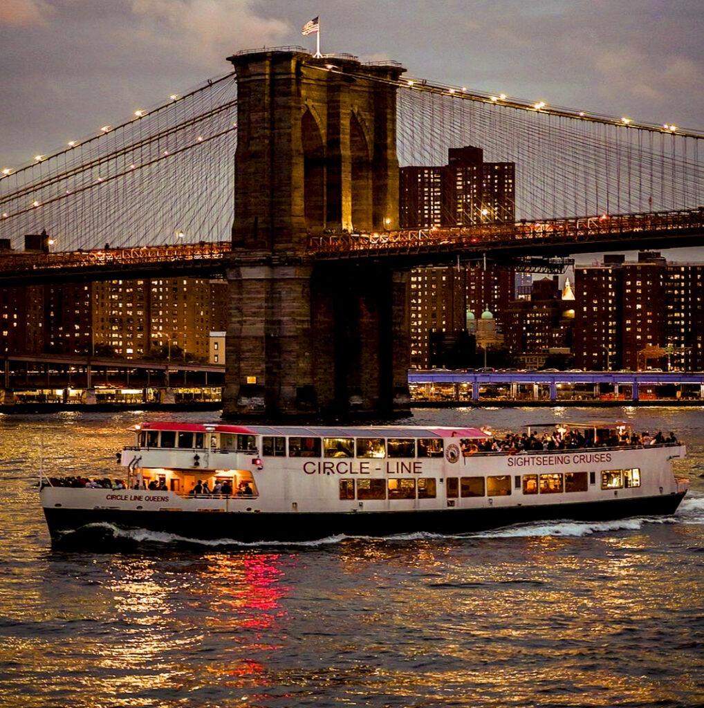 Avondboottochten in New york Evening boat trips in New York Abendliche Bootsfahrten in New York