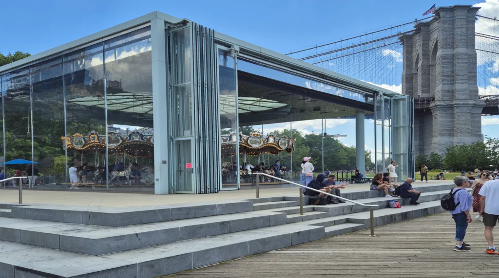 Jane’s Carrousel in het Brooklyn Bridge Park