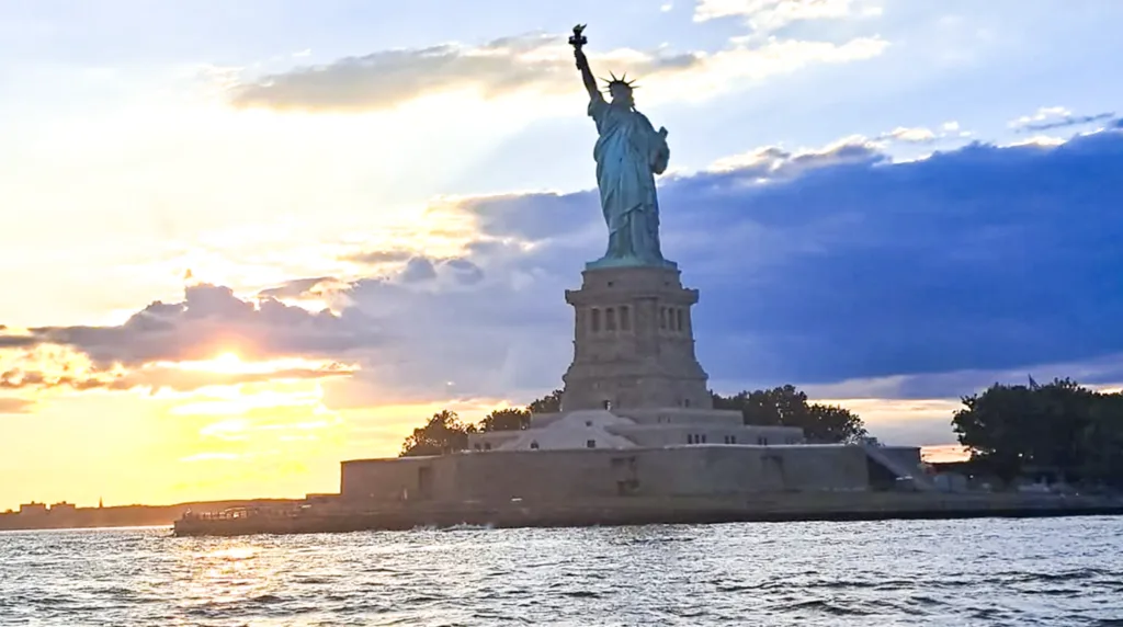 Cruise n New york boottocht in New york Kreuzfahrten in New York Liberty Island in New York