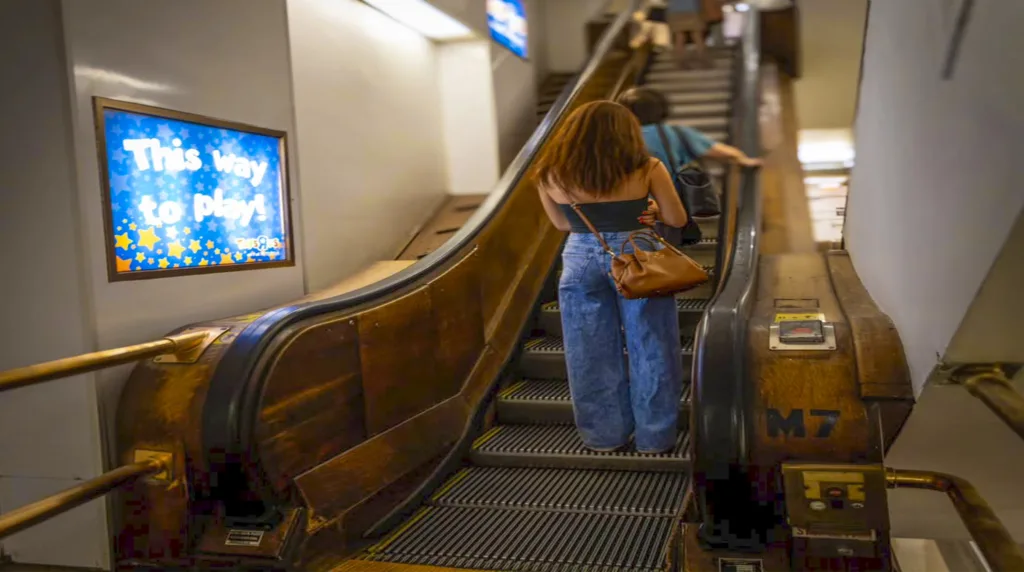 De Houten Roltrappen in Macy’s The Wooden Escalators at Macy's Die hölzernen Rolltreppen bei Macy's
