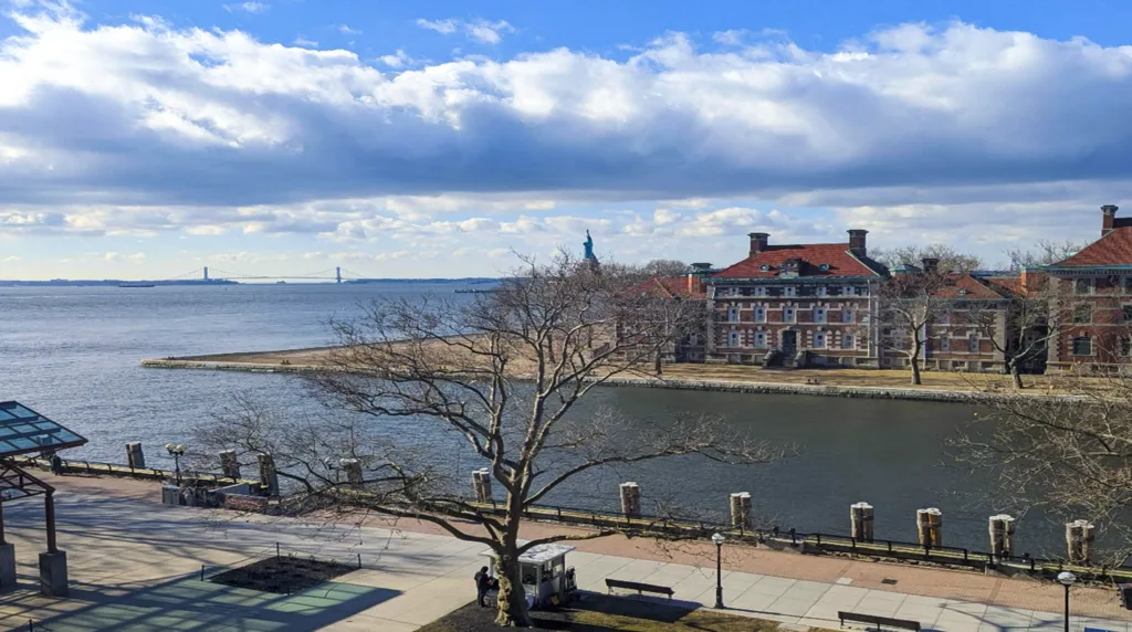 Promenade-liberty Island-New York